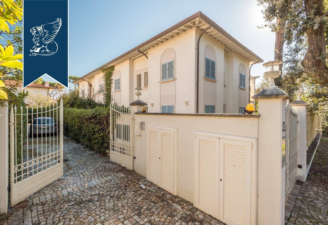 Villa Just 150 Metres From Forte Dei Marmi's In Forte Dei Marmi