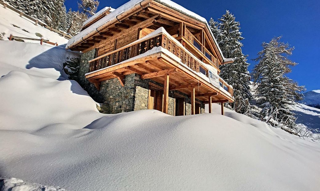 Chalet Neuf Sur Les Hauteurs De La Station Dans Bagnes, Valais, Suisse ...