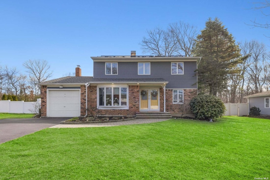 House Farmingville In Farmingville, New York, United States For Sale