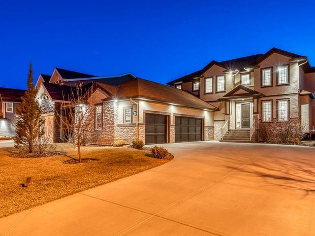 luxury-houses-with-terrace-for-sale-in-okotoks-alberta-canada