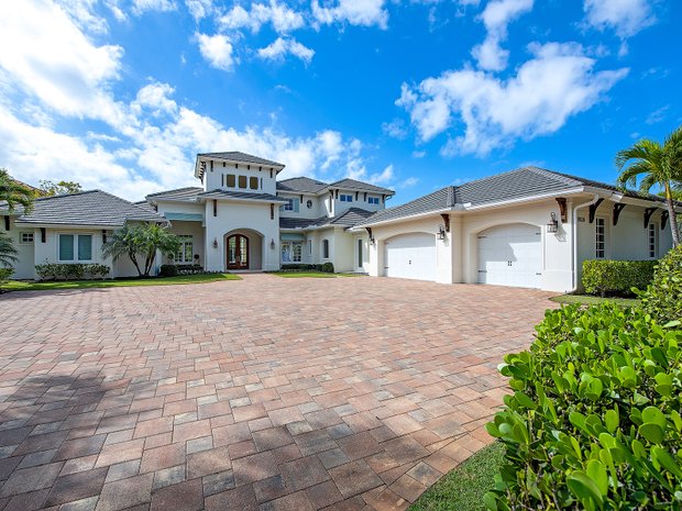 Lujo vista al lago casas en venta en Bonita Springs, Florida | JamesEdition