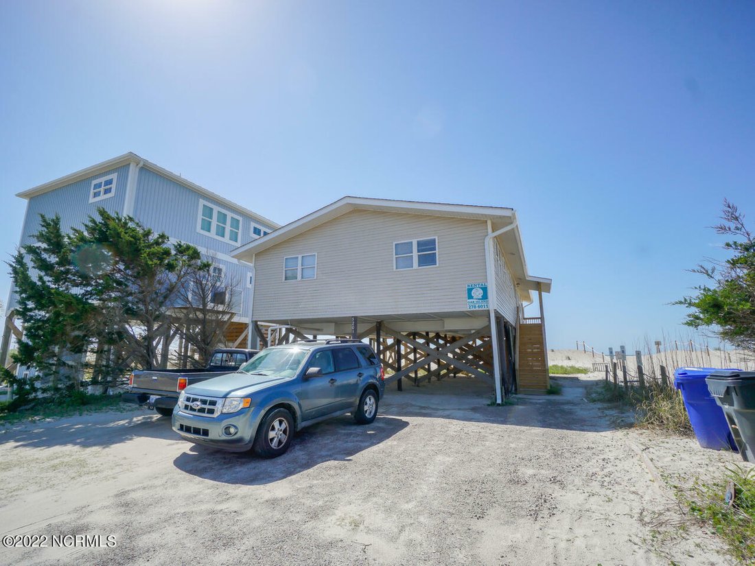 4 Bedrooms Single Family Detached In Oak Island, North Carolina, United States For Sale (11915002)
