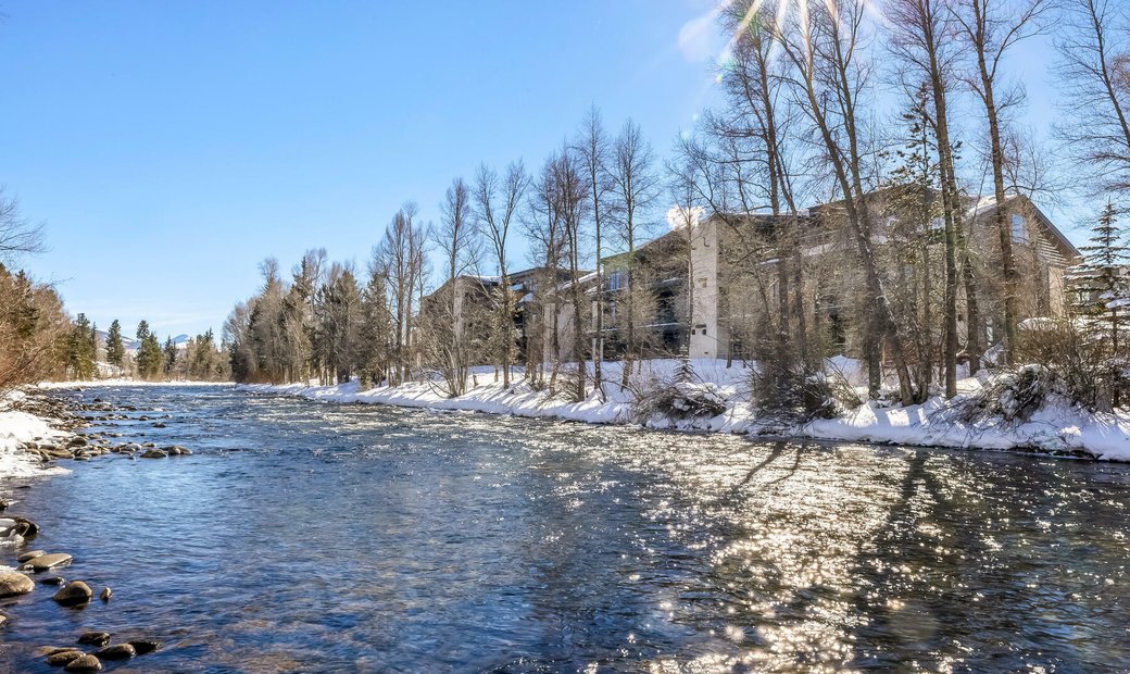 Blue River Condo In Silverthorne, Colorado, United States For Sale