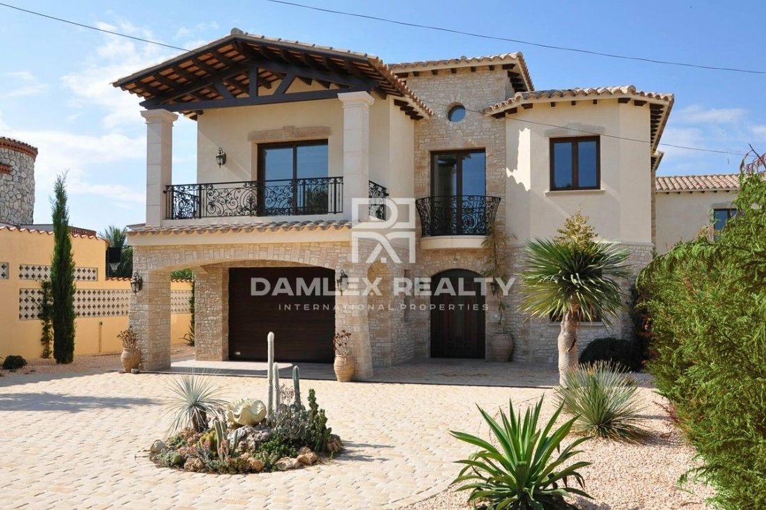 Luxury Villa On The Main Canal With Its Own In Empuriabrava, Catalonia, Spain For Sale (11021070)