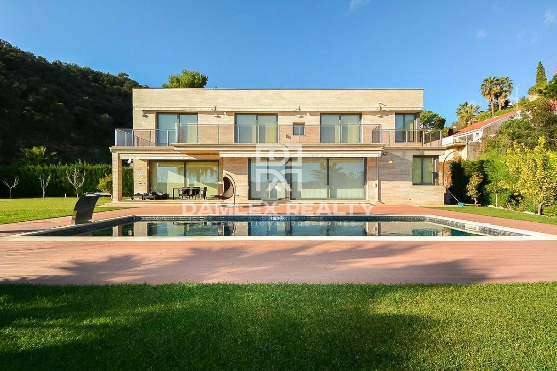 Villa With Sea Views In An Urbanization On In Tossa De Mar, Catalonia