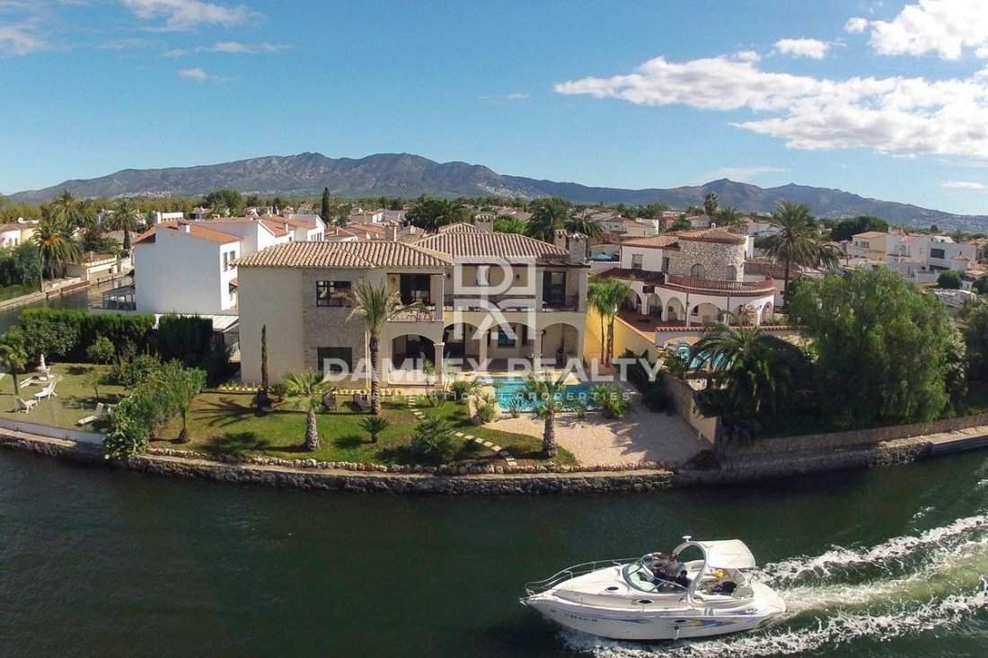 Luxury Villa On The Main Canal With Its Own In Empuriabrava, Catalonia, Spain For Sale (11021070)