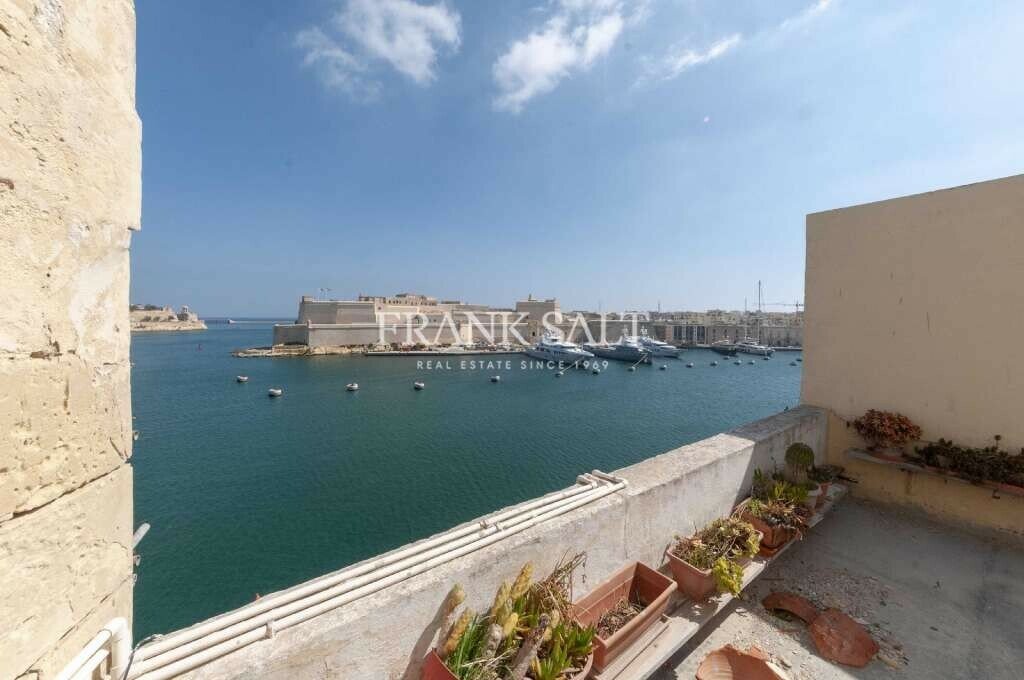 Seafront Town House In Senglea In Senglea, Malta For Sale (11948512)