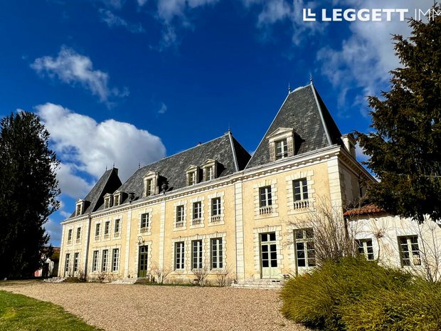 Luxe châteaux à vendre en Champagne-et-Fontaine, Nouvelle-Aquitaine ...