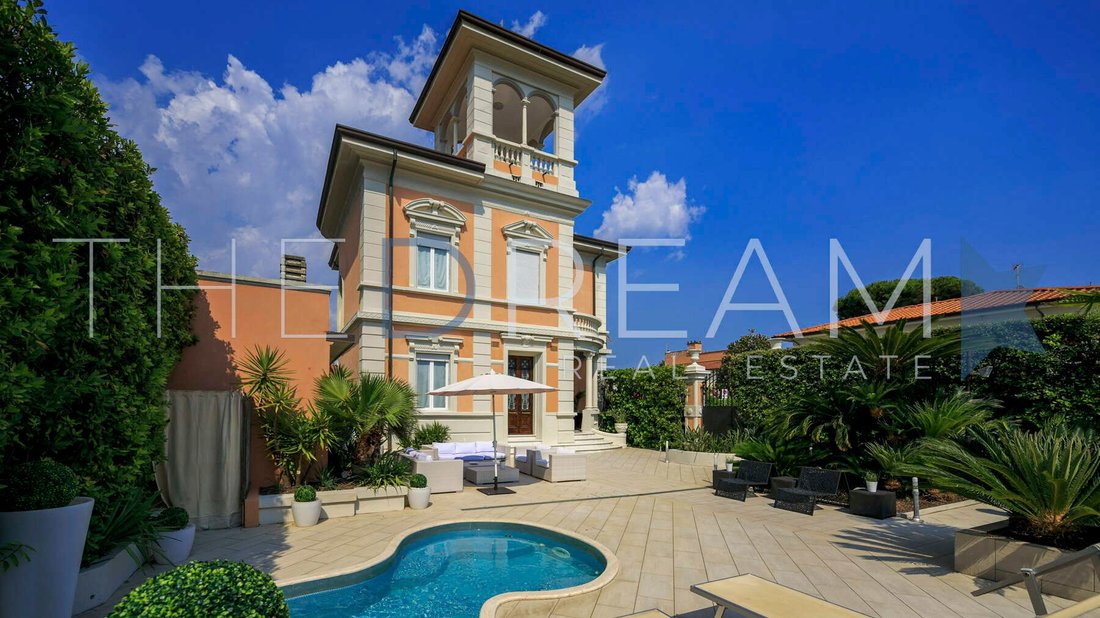 Historic Seafront Villa In The Center Of In Forte Dei Marmi, Tuscany