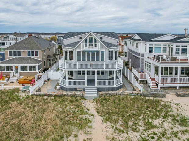 Luxury homes with bar for sale in Seabrook, New Hampshire | JamesEdition