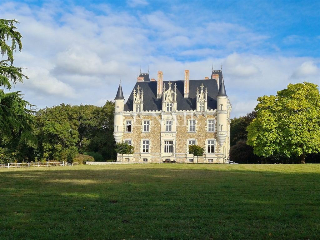 Castillo en Château-Gontier, Países del Loira, Francia 1 - 10719118