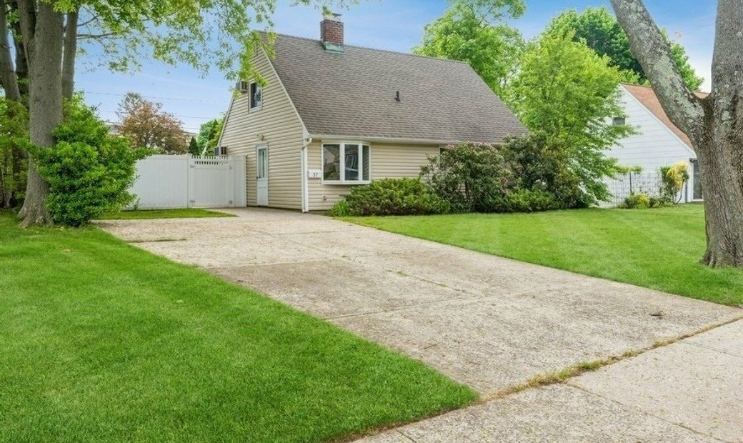 House Levittown In Levittown, New York, United States For Sale (11976074)