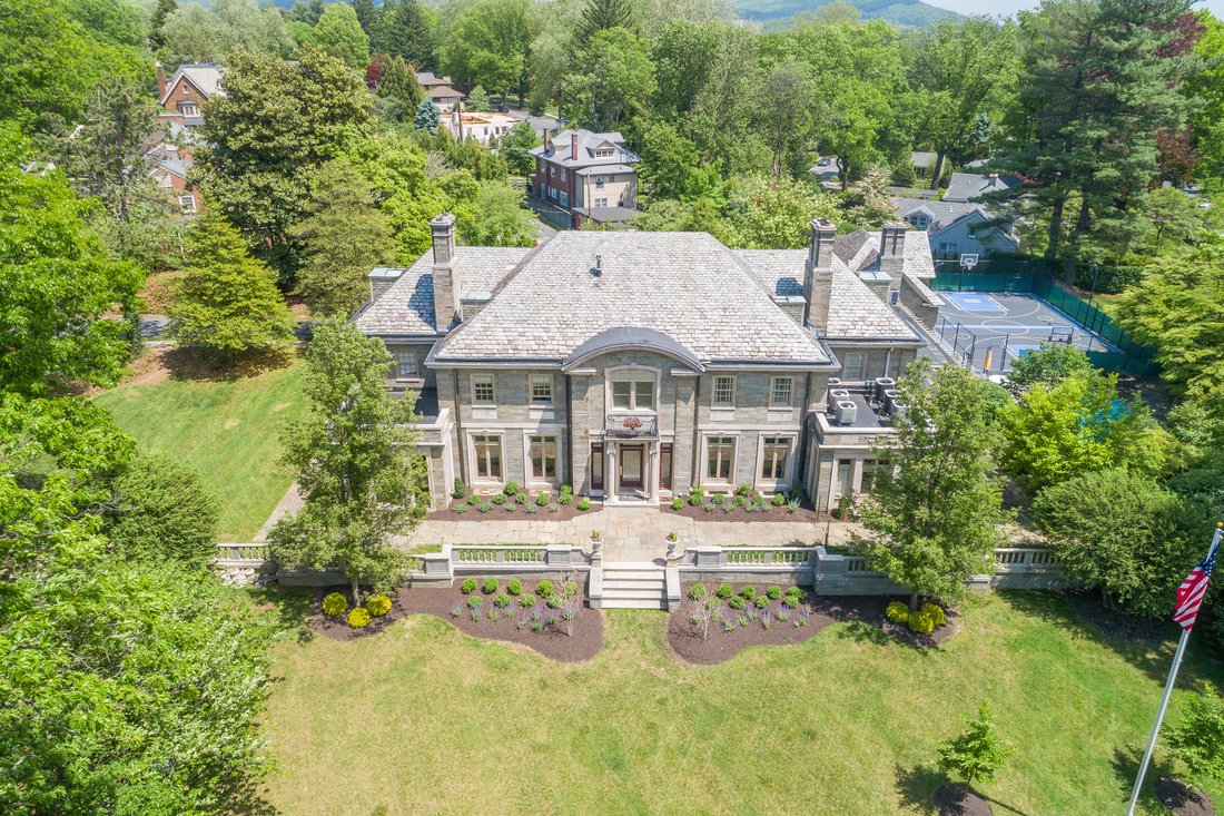 9 Bedrooms Single Family In West Wyomissing, Pennsylvania, United States For Sale (11980008)