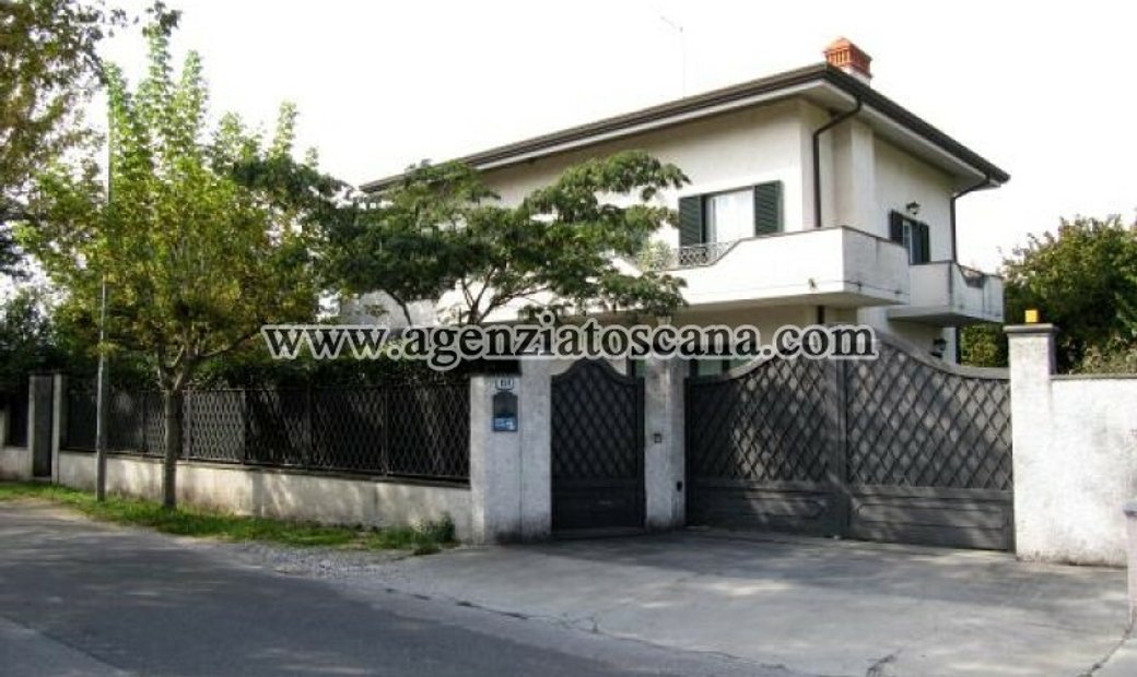 Single Villa With Large Garden In Forte Dei Marmi, Tuscany, Italy For Sale (11981857)