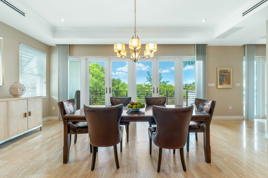 Condo in West Bay, Cayman Islands 1 - 11986351