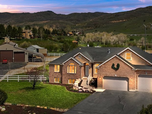 Luxury homes with bar for sale in Corinne, Utah | JamesEdition