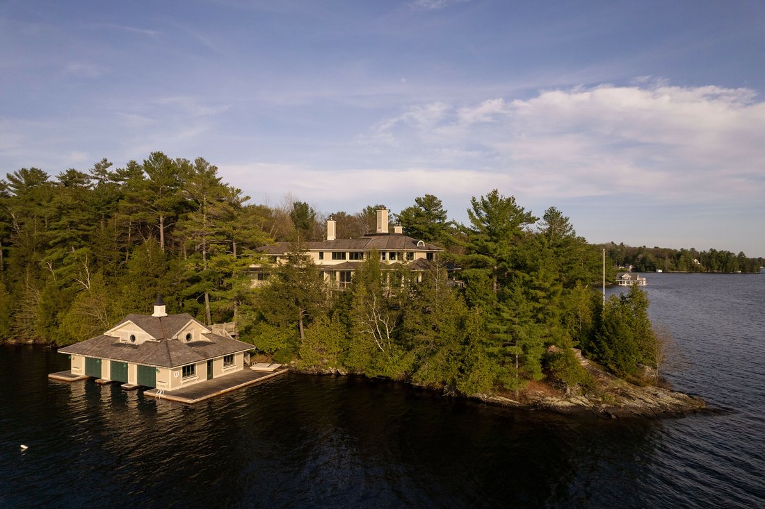 House in Bracebridge, Ontario, Canada 3 - 11996312
