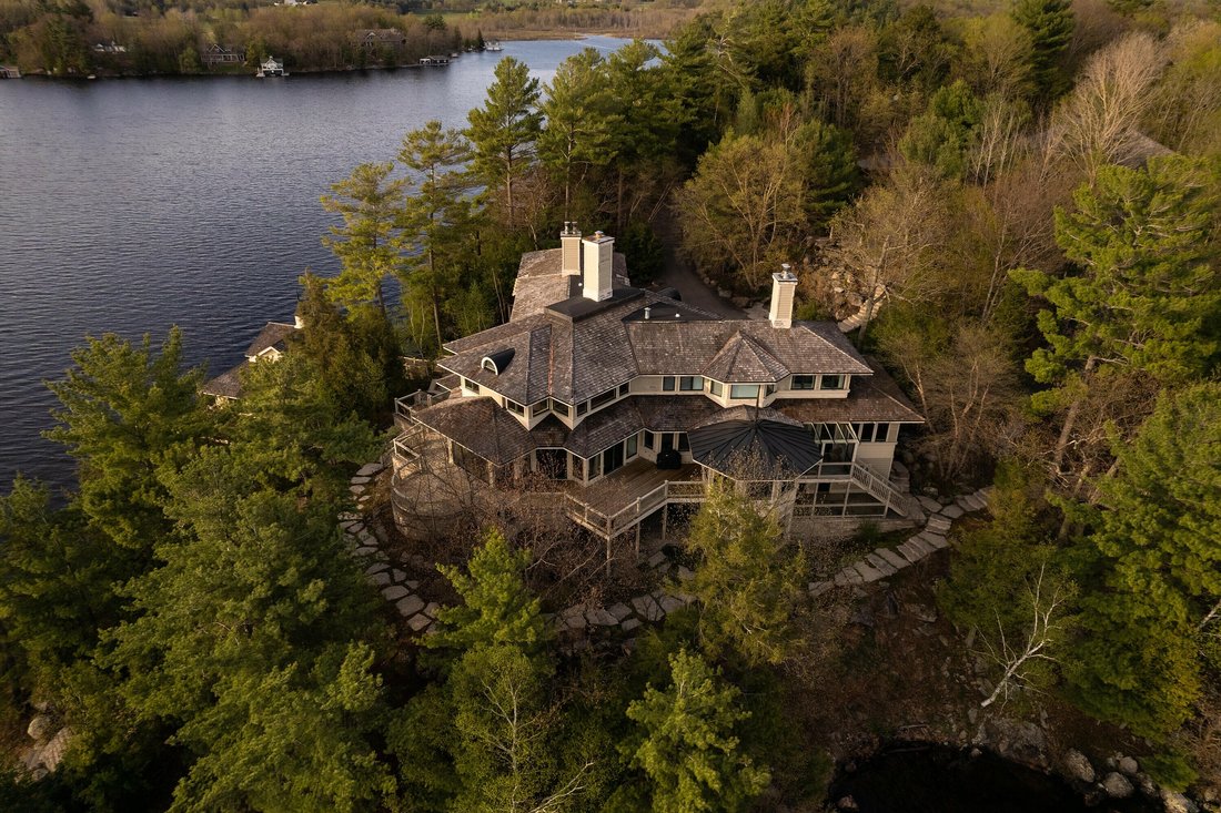 House in Bracebridge, Ontario, Canada 2 - 11996312