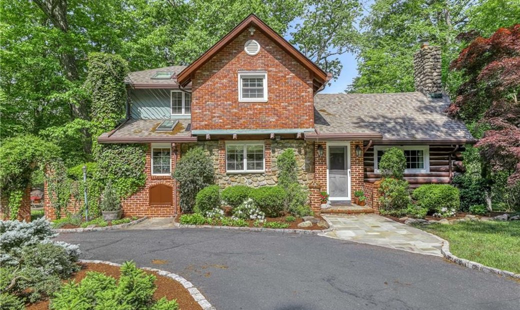 102 Oratam Road In Airmont, New York, Vereinigte Staaten Zum Verkauf