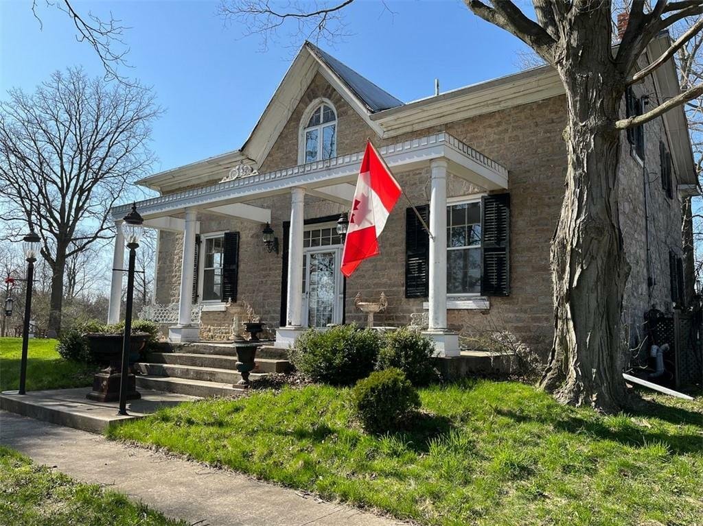 House in Hamilton, Ontario, Canada 1 - 12014202