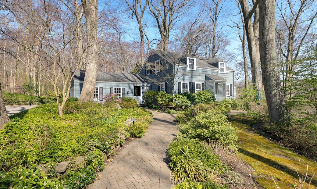 15 Hawthorne Court, Centerport, Ny, In Centerport, New York, United