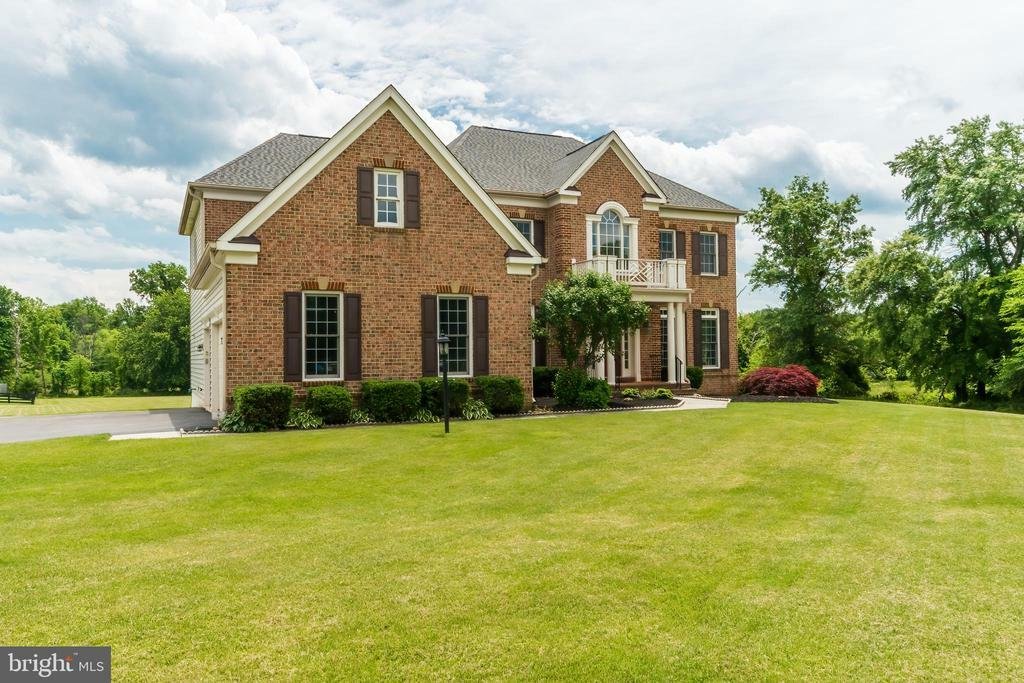 4 Bedrooms Single Family Detached In Round Hill, Virginia, United