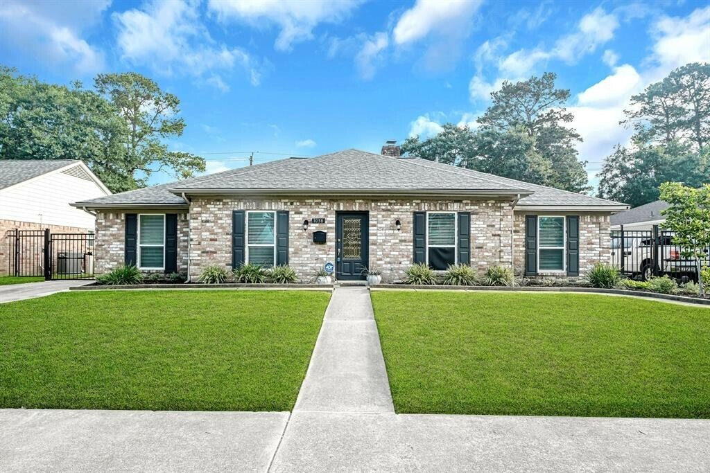 4 Bedrooms Single Family Detached In Houston, Texas, United States For