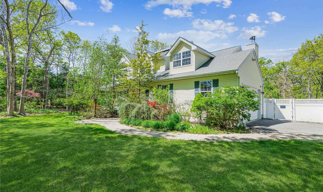 House Manorville In Manorville, New York, United States For Sale (12032497)