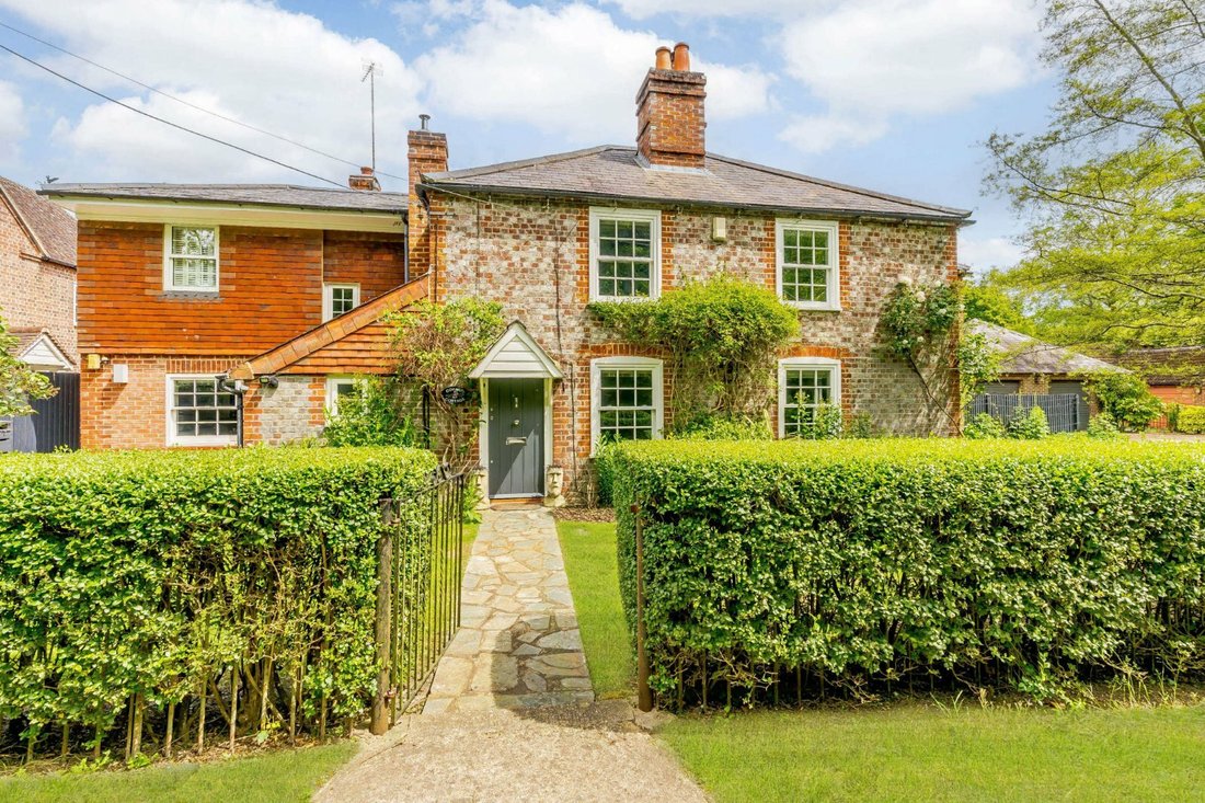 Fabulously Presented Period House With In Sulhamstead, England, United