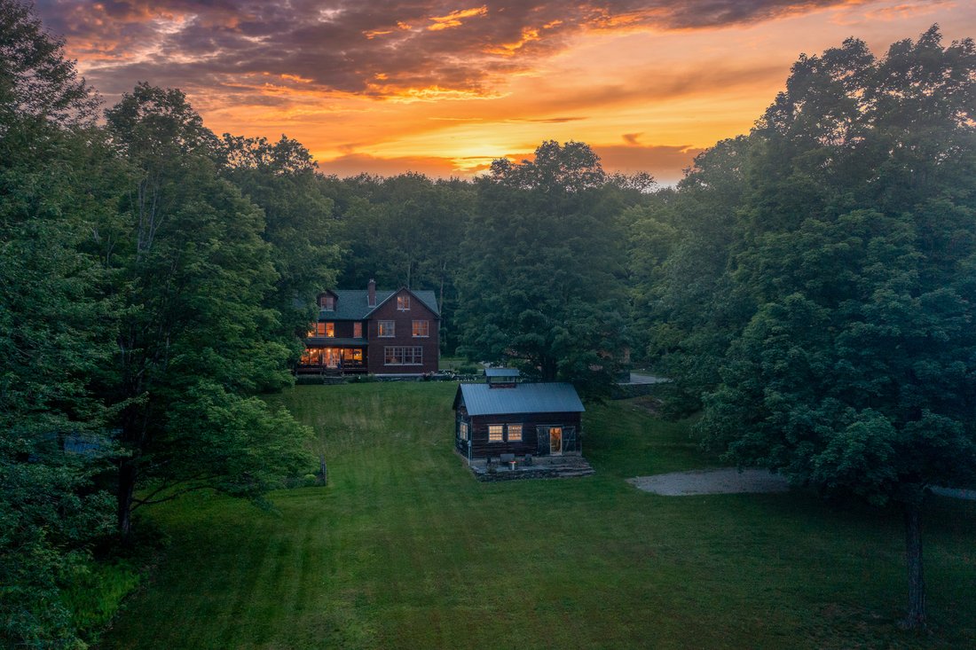 Gracious And Classic Vermont Home In Essex Vermont United States For Sale 12024452