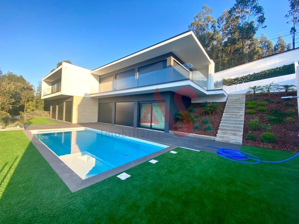 4 Bedroom Villa With Swimming Pool And River View In In Braga, Braga