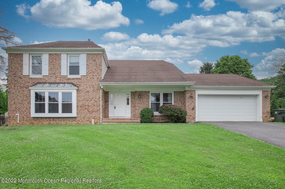 4 Bedrooms Single Family In Marlboro Township, New Jersey, United States For Sale (12011644)