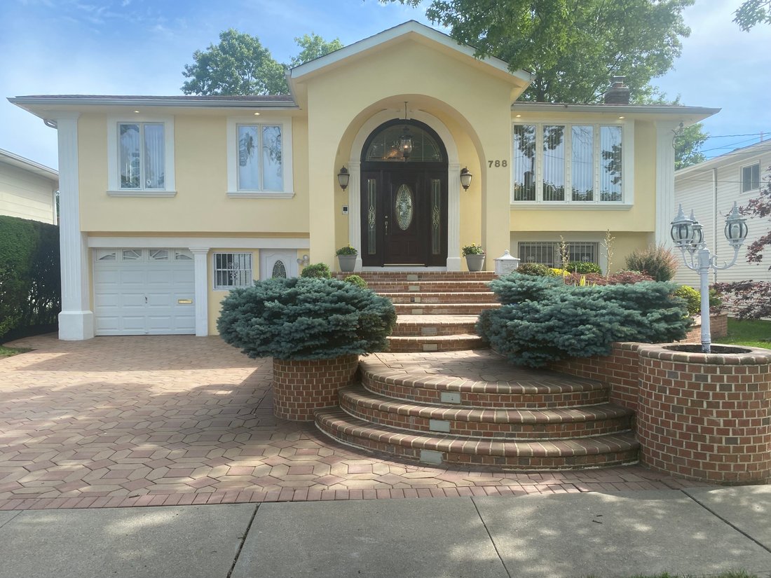 4 Bedrooms Single Family Detached In Baldwin, New York, United States