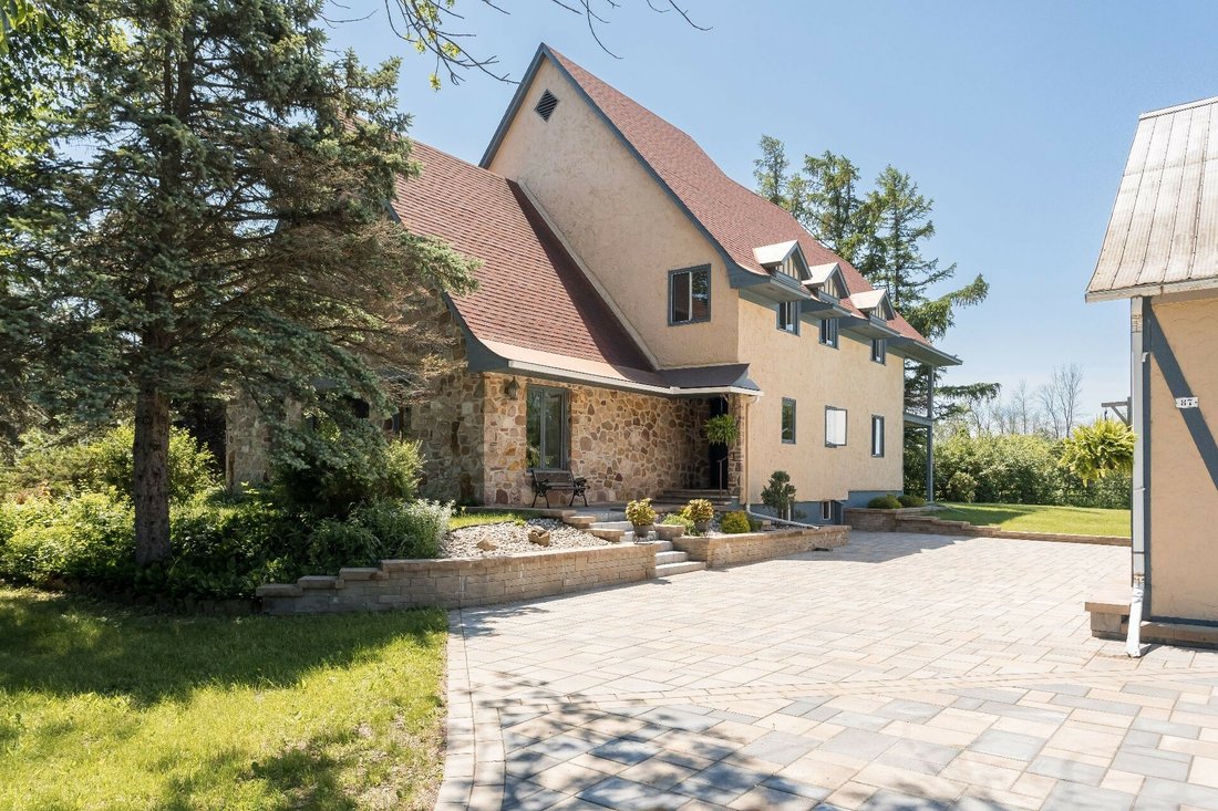 House in Hudson, Quebec, Canada 1 - 12056353