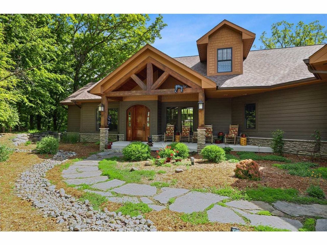 5 Bedrooms Single Family Detached In Polk City, Iowa, United States For