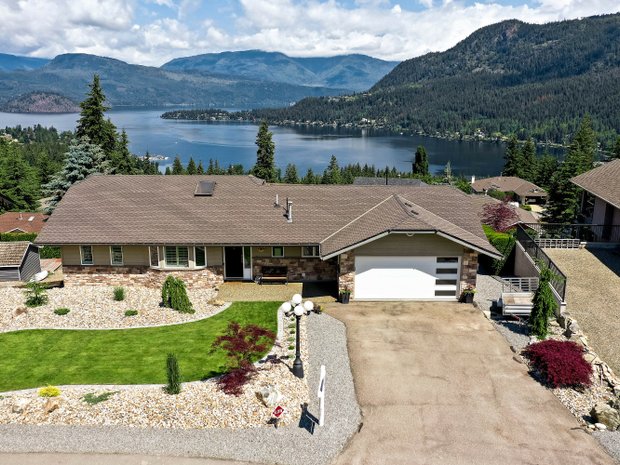 luxury-houses-with-balcony-for-sale-in-blind-bay-british-columbia