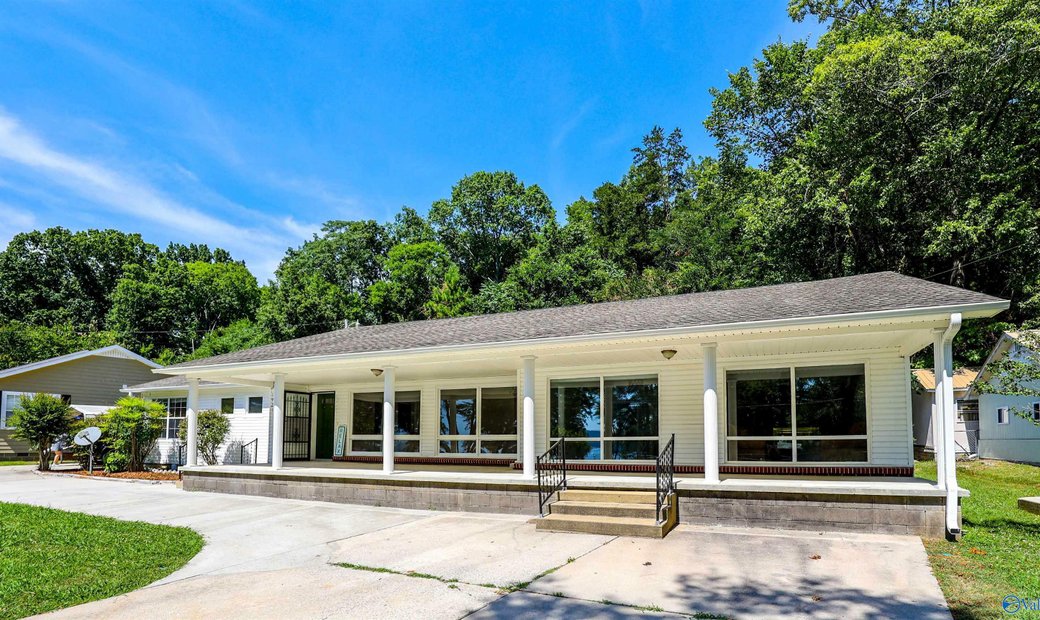 1921 Sunset Drive, Guntersville, Al In Guntersville, Alabama, United