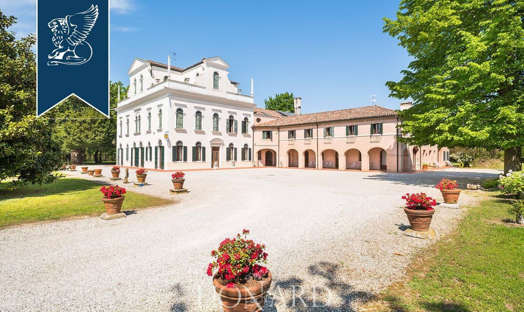 Wonderful Historical Estate On The Outskirts In Mogliano
