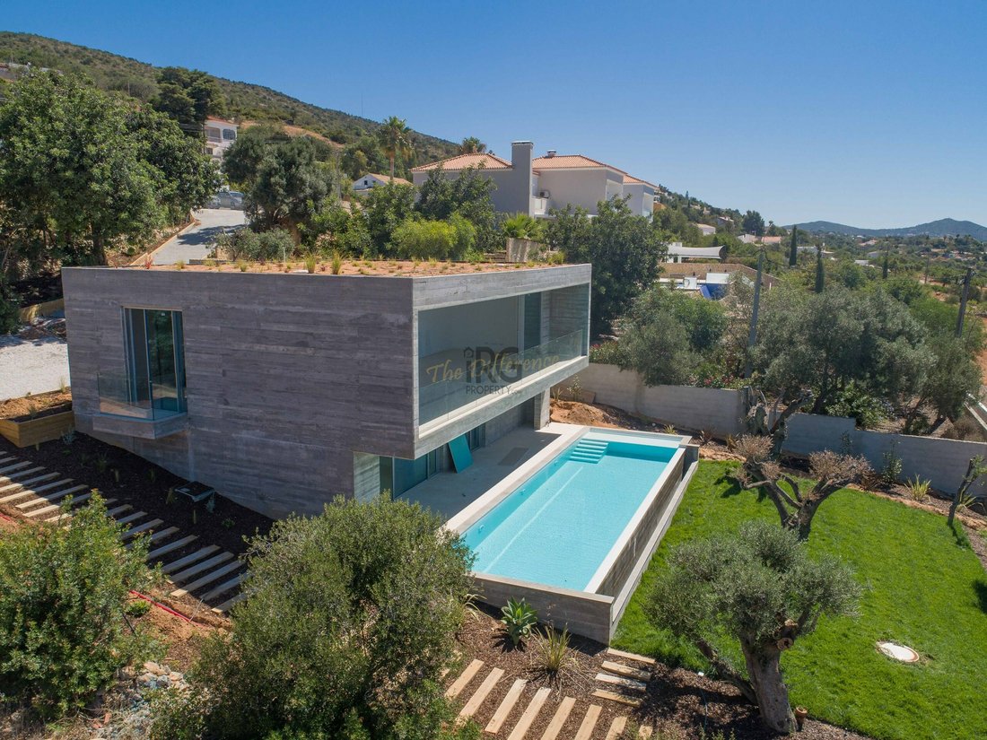 3 Bedroom Villa With Contemporary In Santa Bárbara De Nexe, Algarve