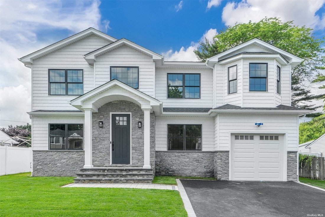 5 Bedrooms Single Family Detached In Syosset, New York, United States