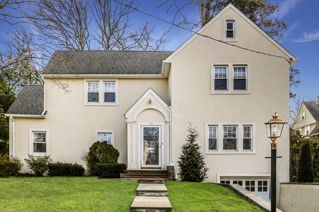 Tastefully Renovated And Pristine Center In Larchmont, New York, United