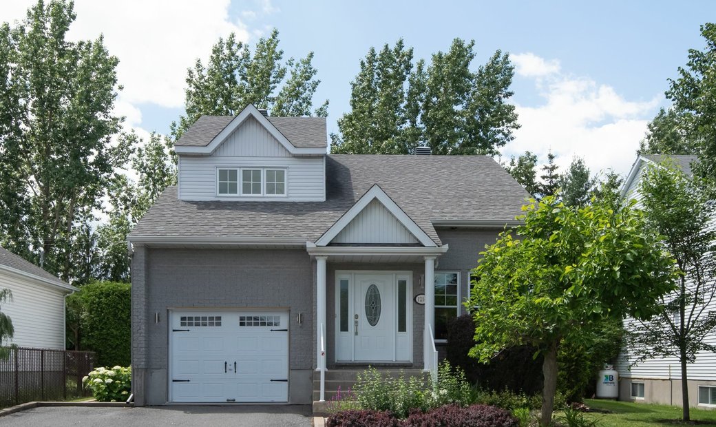 Sainte Julie, Québec Dans Sainte Julie, Québec, Canada à Vendre (12074595)