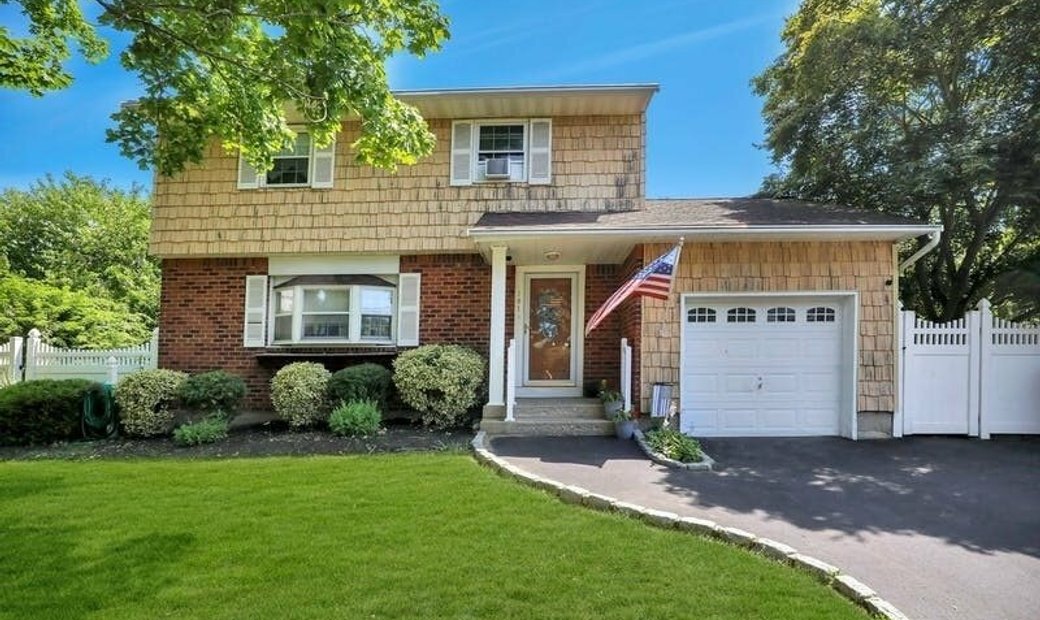 House East Islip In East Islip, New York, United States For Sale (12083047)