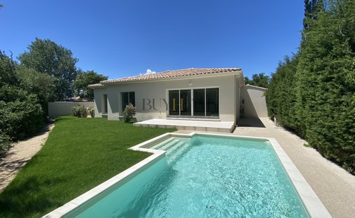 Villa in Nevons-route d'Apt, L'Isle-sur-la-Sorgue, France 1