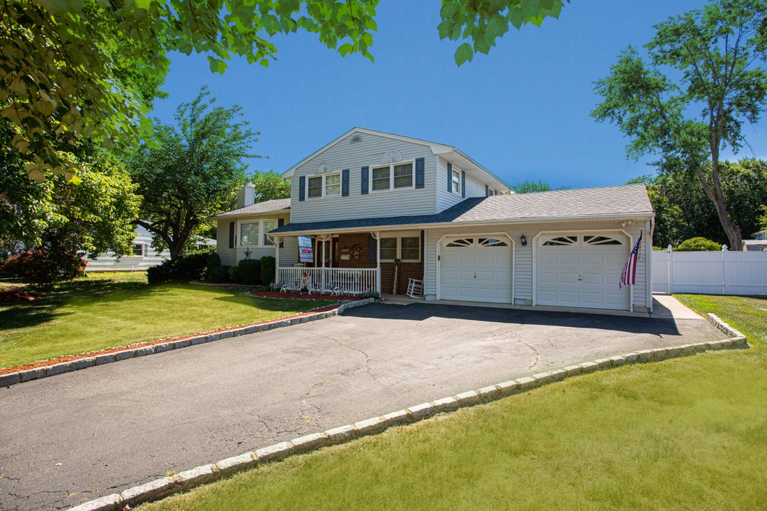 4 Bedrooms Single Family Detached In Sayreville, New Jersey, United