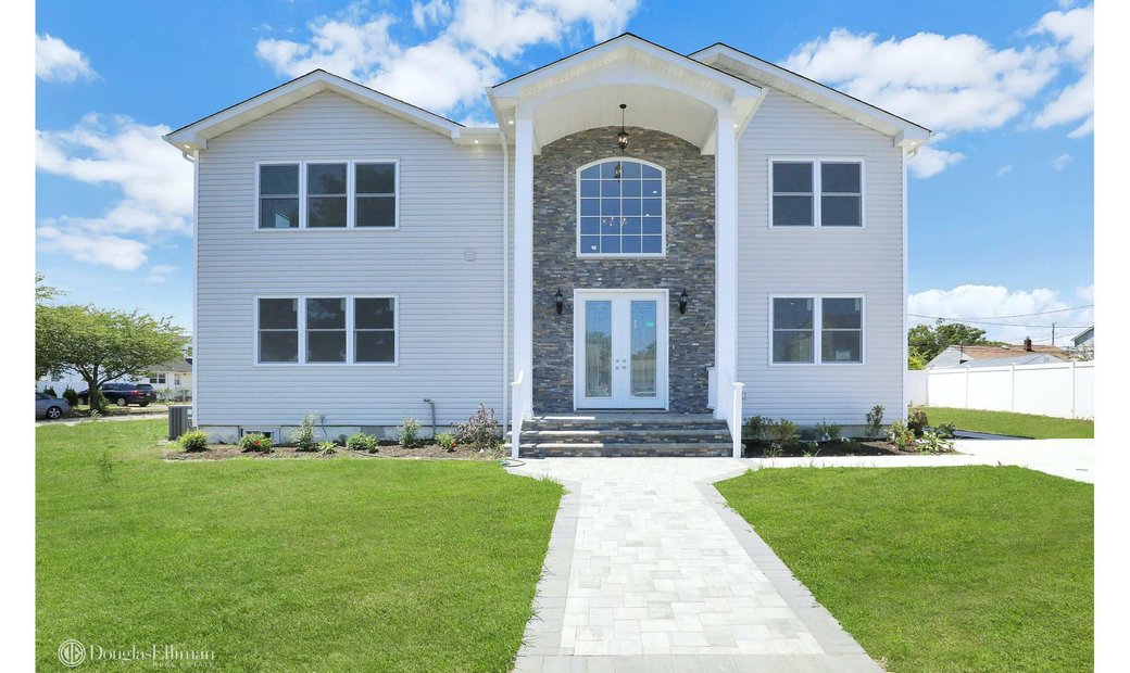 House Hicksville In Hicksville, New York, United States For Sale (12088478)