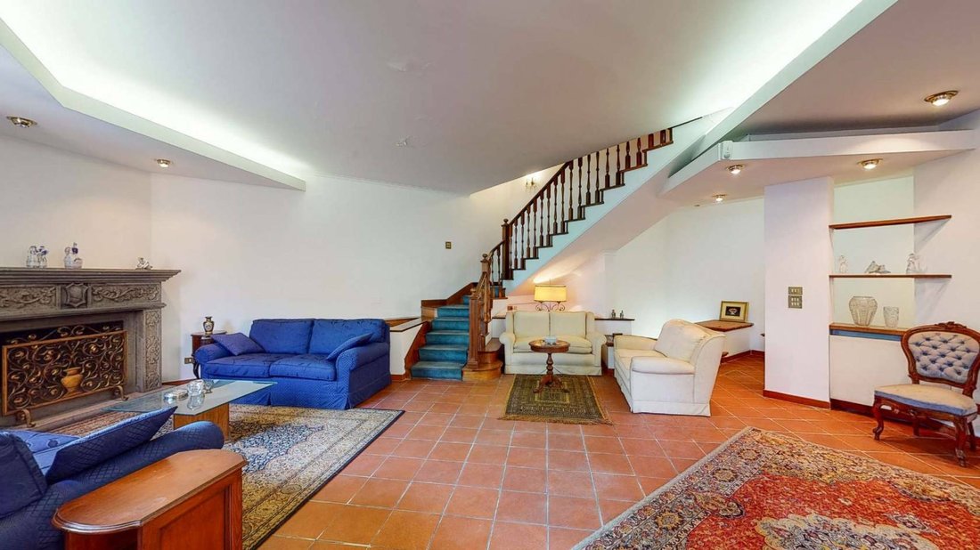 Via Appia Pignatelli Very Elegant Portion Of The Villa Of About 250 Square Meters With Garden