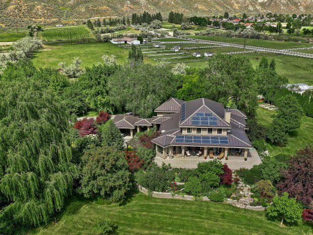 Luxury Houses With Bar For Sale In Kamloops British Columbia Canada 