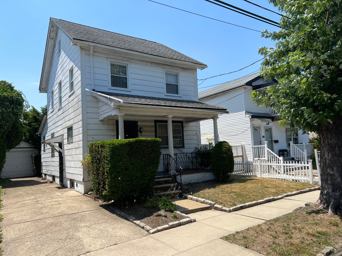 3 Bedrooms Single Family Detached In New York, New York, United States - Single Family Homes For Sale In New York