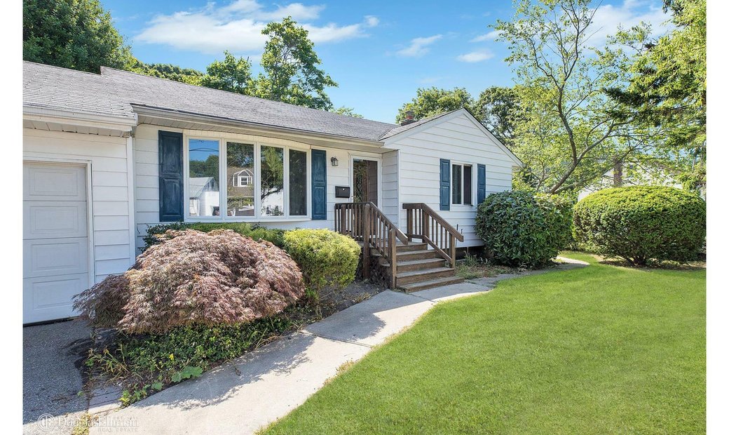 House Bayport In Bayport, New York, United States For Sale (12098445)